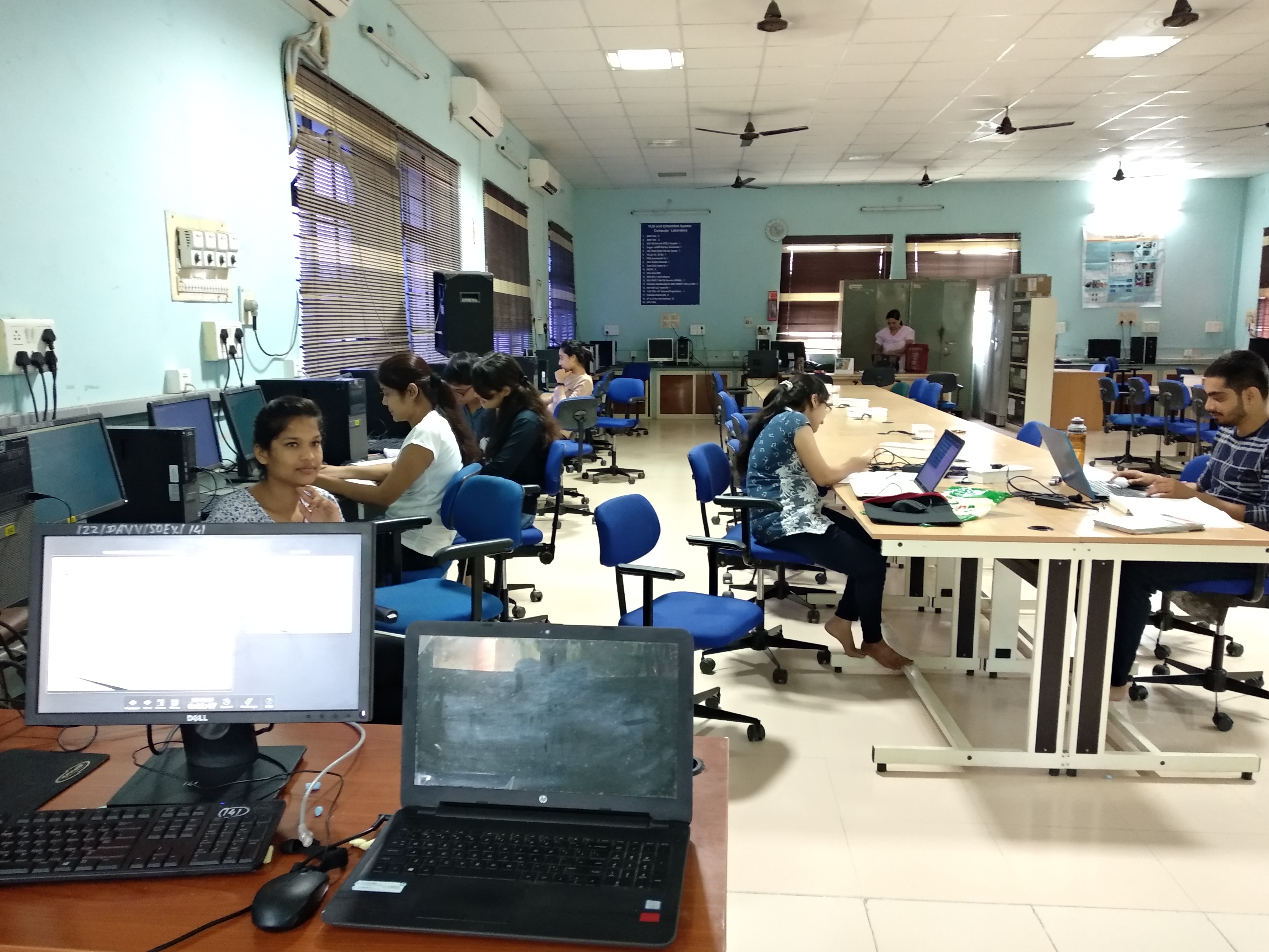 Devi Ahilya Vishwavidyalaya - labs
