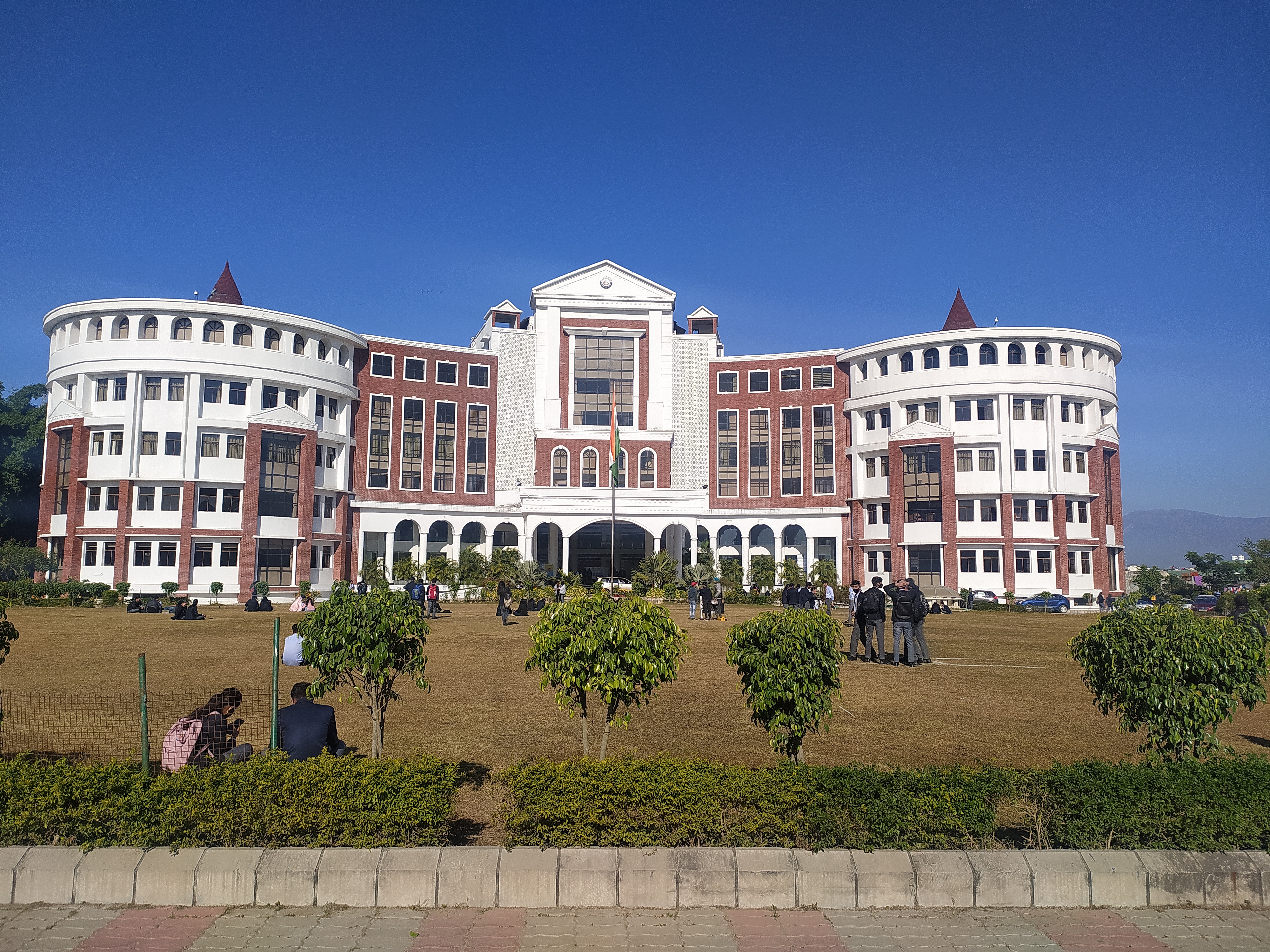 Graphic Era Hill University - campus