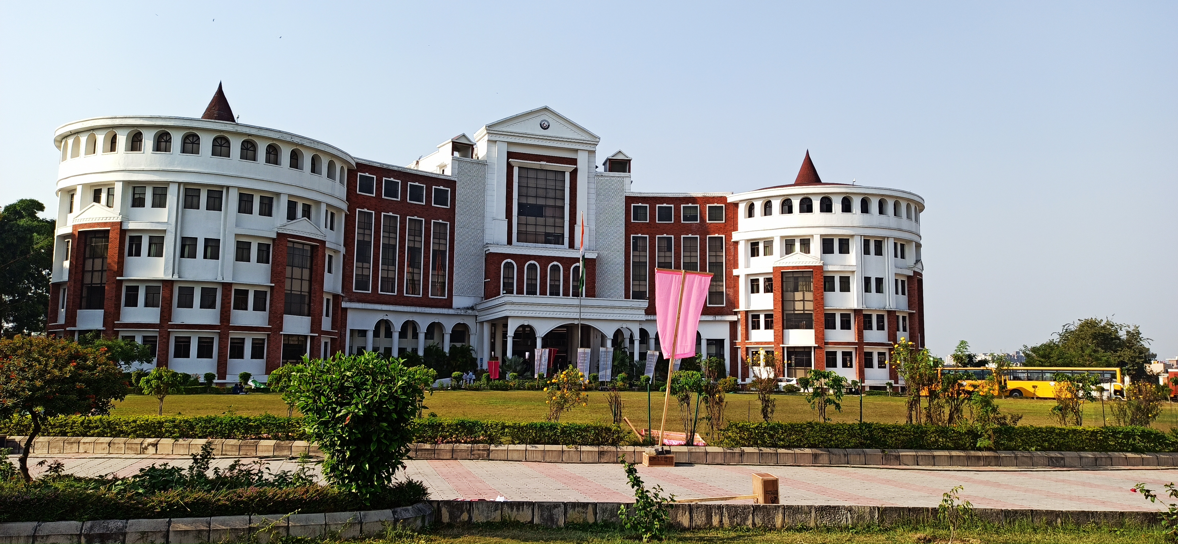 Graphic Era Hill University - campus