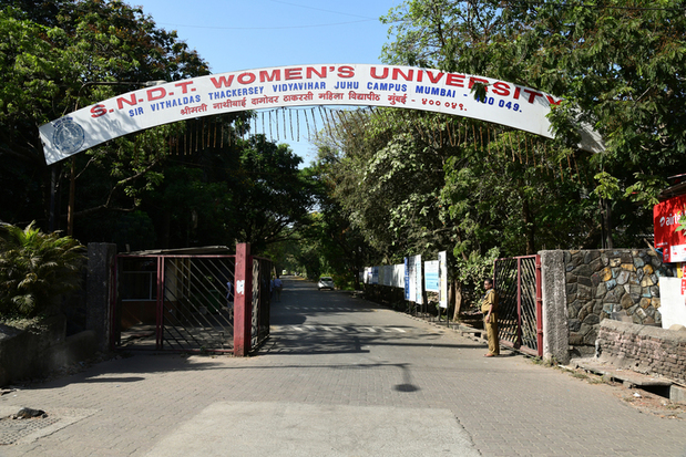 SNDT College - entrance