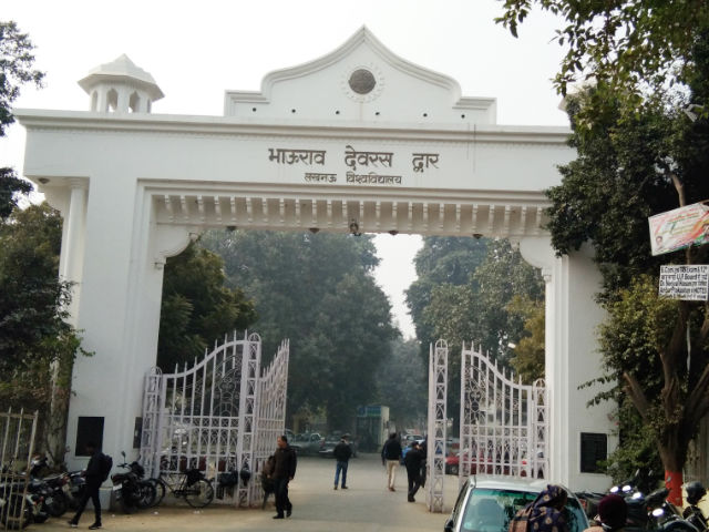 Lucknow University - entrance