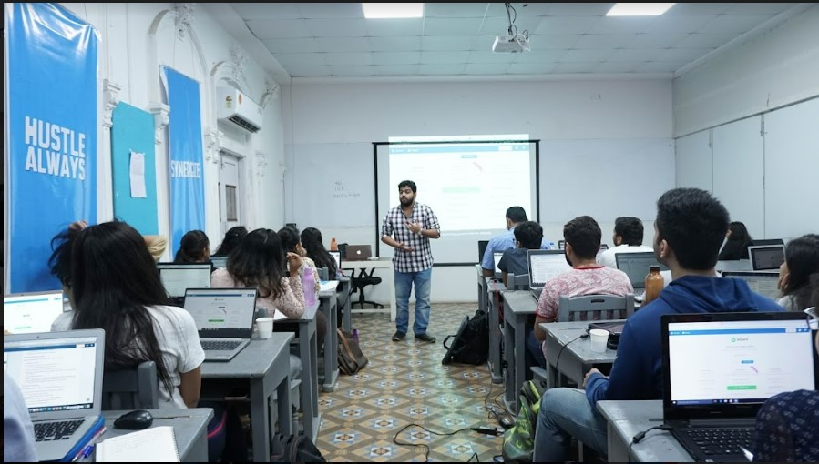 Indian Institute of Digital Education - [IIDE] - classroom